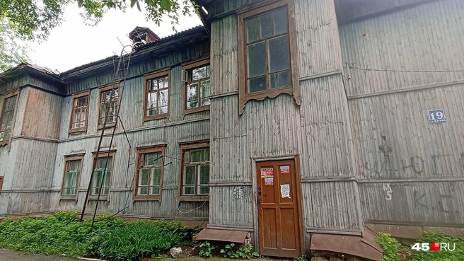 Домику по улице Югова, 19 — 107 лет. Его состояние стало поводом для проверки СК | Источник: Анна Сарапульцева /45.RU