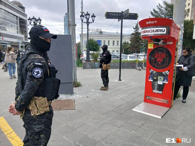 Нелегальный объект изымали чиновники и общественники | Источник: Роман Марьяненко / E1.RU