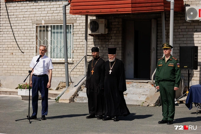 На отправке напутствие для солдат говорили сразу два священника  | Источник: Ирина Шарова / 72.RU 
