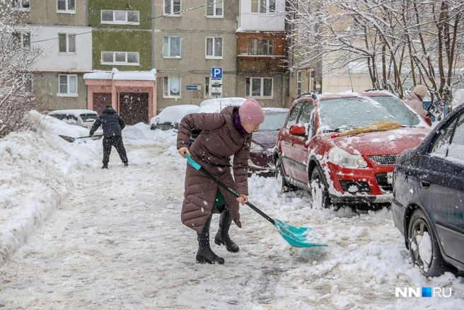 Уборка снега опаснее, чем кажется | Источник: Наталья Бурухина / NN.RU