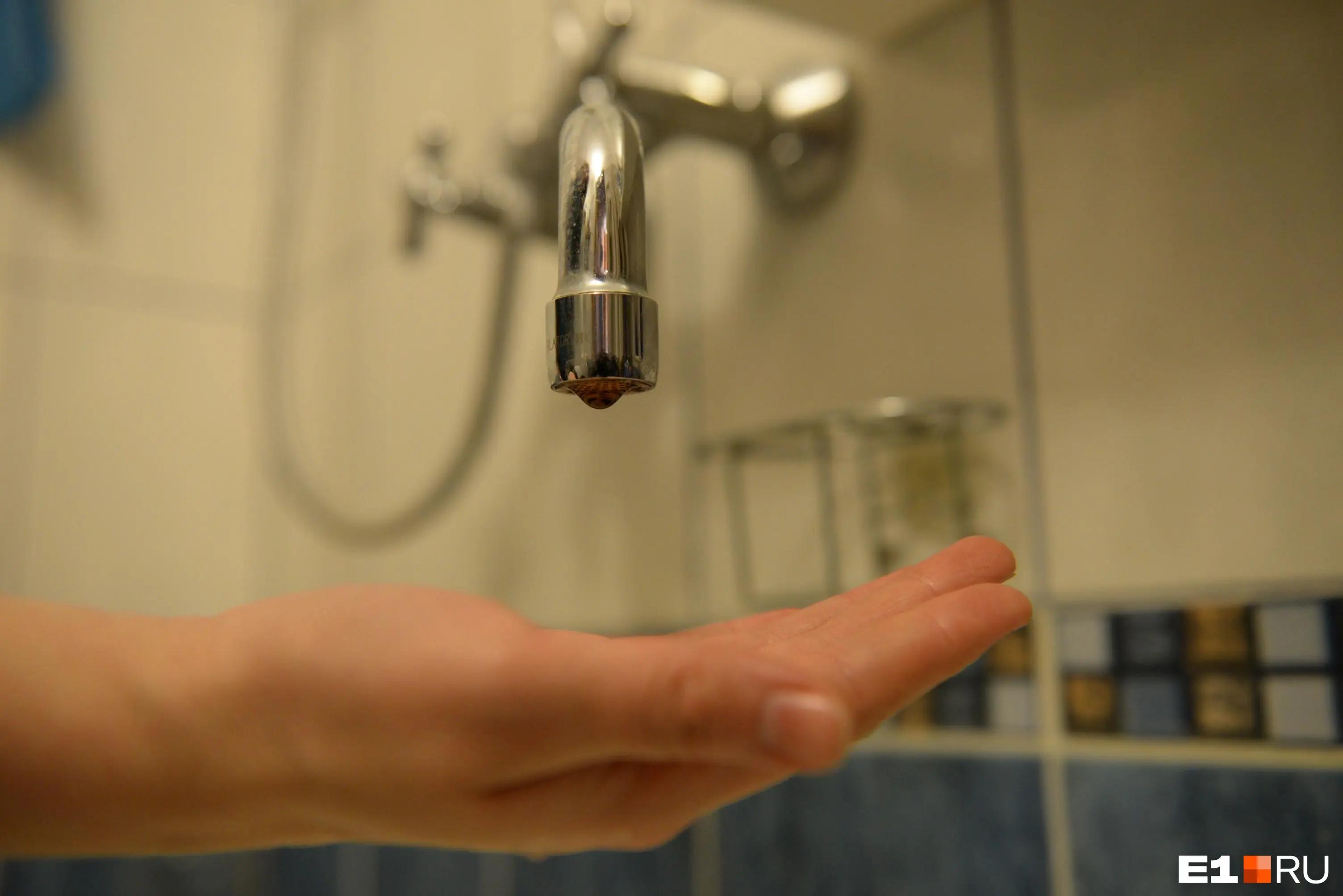 В Волгограде многоквартирному дому отключили воду из-за лопнувшей трубы в пустой квартире