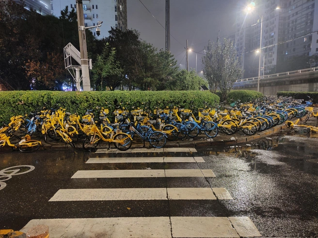 Прокат велосипедов стоит недорого, но на них не очень удобно ездить, потому что они маленькие | Источник: Евгений Данилов