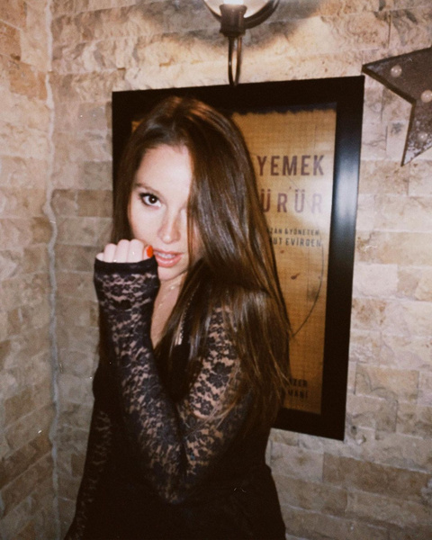 #xlove: Актриса из «Постучись в мою дверь» показала горячий образ с кружевным платьем на Новый год 2023