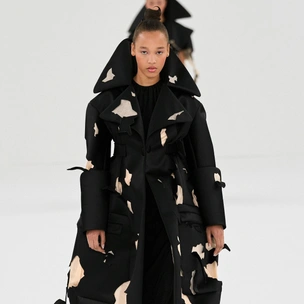 Платья Viktor&Rolf будто обгоревшие любовные письма