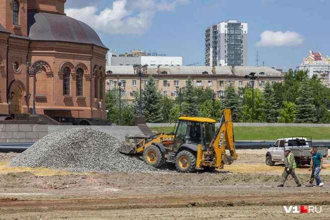 Вместо снятого культурного слоя будет засыпаться современный щебень | Источник: Константин Завриков / V1.RU