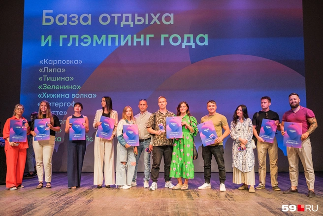 А эти ребята в курсе, как отдохнуть, не выезжая из Прикамья, — они представляют местные базы отдыха и глэмпинги | Источник: Тимофей Калмаков