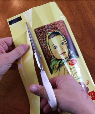 Англоязычный блогер показал фокус с оберткой от шоколадки «Аленка» (видео)