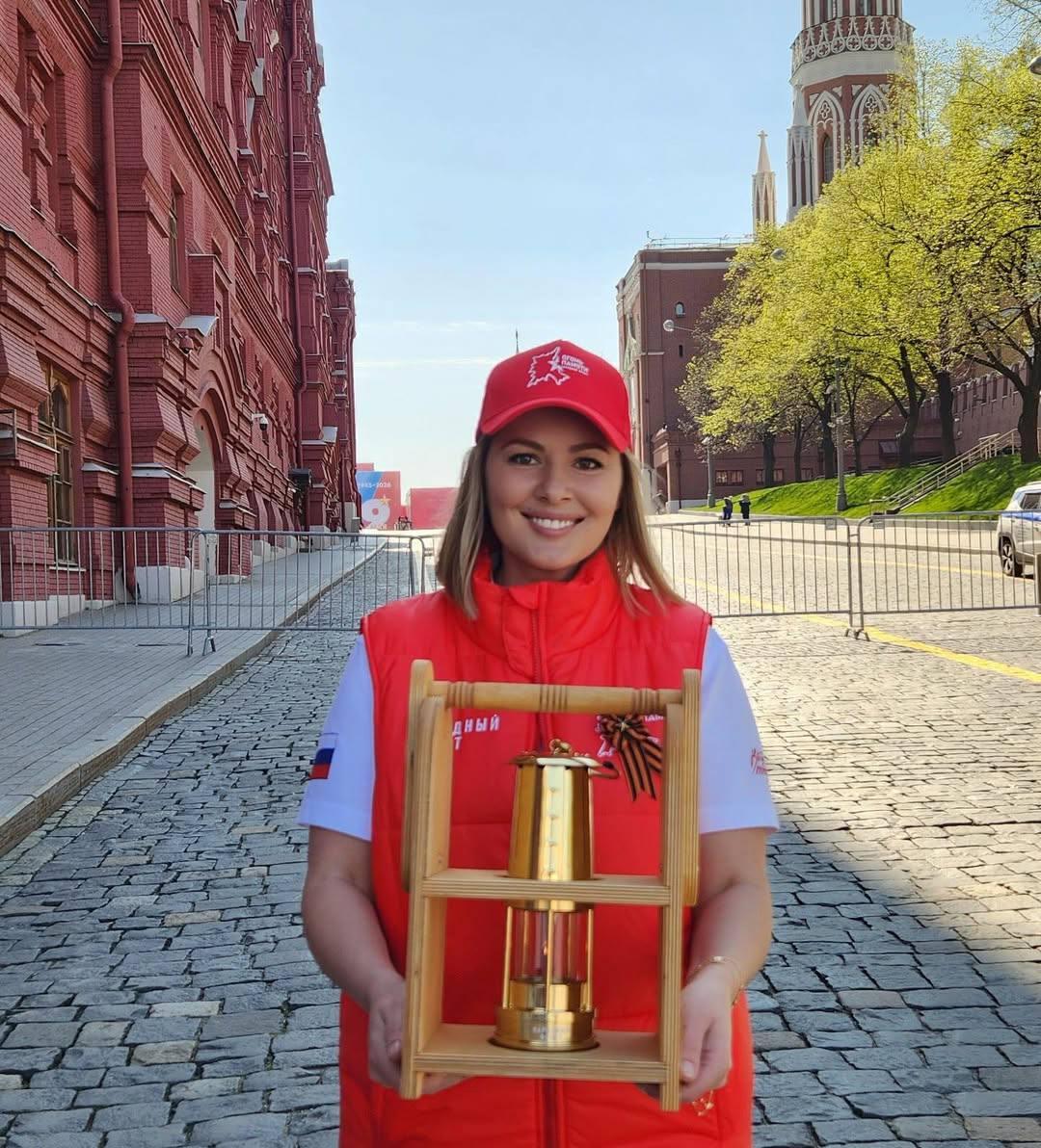 Мария&nbsp; Кожевникова везет огонь в Китай, Утяшева вспоминает подвиг своих родных: звезды отмечают День Победы