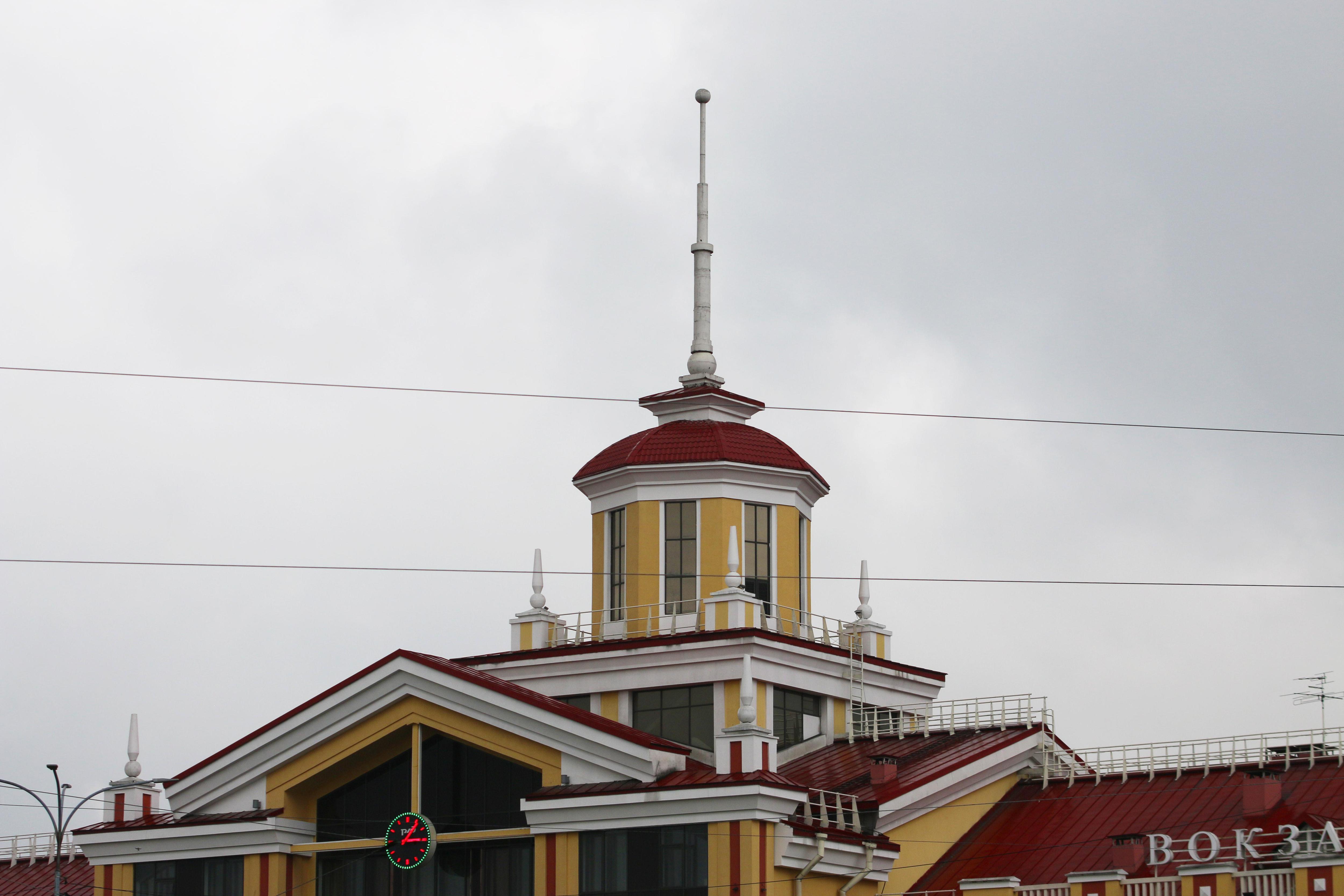 Значительная часть гостей Новокузнецка видят эту башню со шпилем сразу по приезду в город — на здании вокзала | Источник: Игорь Епифанцев / NGS42.RU