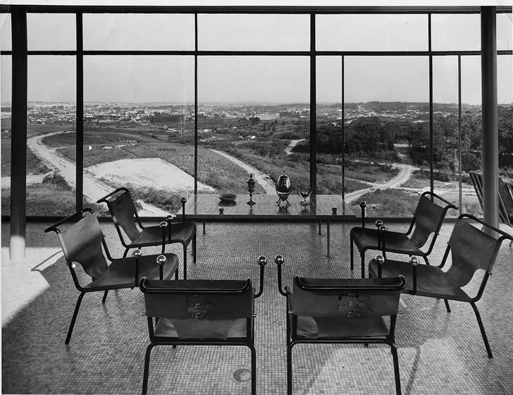 Гостиная в «Стеклянном доме» Лины Бо Барди, 1951-1952. | Источник: Peter Scheier, IB Archives