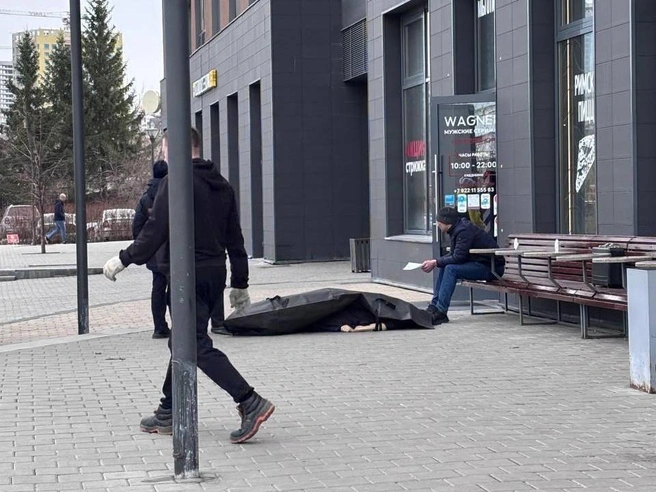 Тело погибшего накрыли тёмным покрывалом. | Источник: Сергей Бодров © E1.RU
