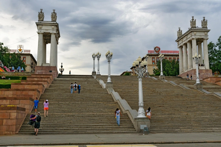 Пропилеи и Центральная лестница на набережной Волгограда | Источник: Shutterstock/Fotodom.ru