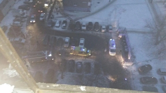 Жильцы не могли долго выйти в подъезд из-за задымления | www.e1.ru