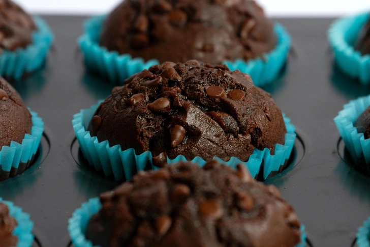 Самый простой рецепт шоколадных маффинов, который можно приготовить с ребенком | Источник: happytim/Shutterstock/Fotodom.ru