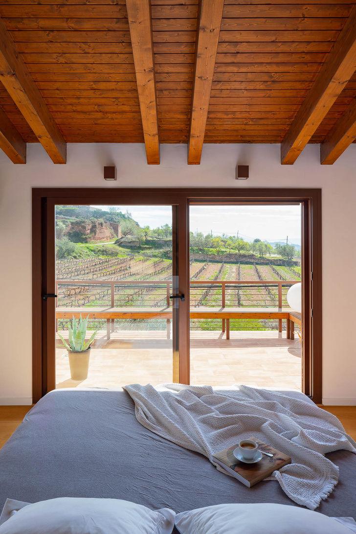 Экологичный дом с солнечными батареями и камином в Таррагоне