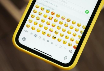 Стикеры, эмодзи, смайлики: как формируется этикет общения в соцсетях
