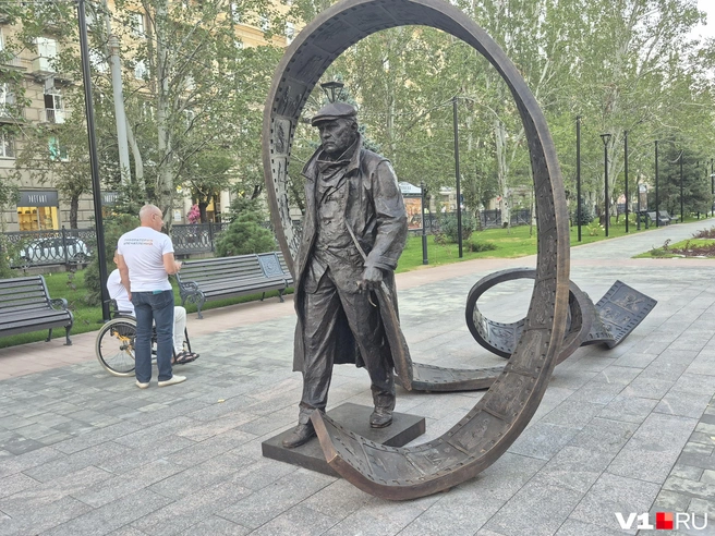 Как связан с городом режиссёр, в чью честь в Волгограде открыли целый сквер до сих пор неизвестно | Источник: Ирина Яковлева / V1.RU