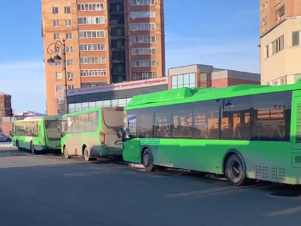 «Просто зарплаты нету»: водители тюменских загородных автобусов обвиняют в отмене рейсов перевозчика