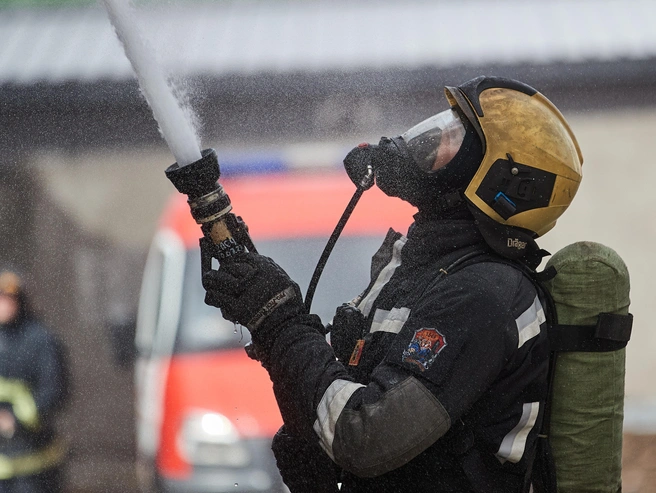 В тушении пожара участвовали 12 сотрудников МЧС России. | Источник: Автор фото: Александр Ощепков / NGS.RU