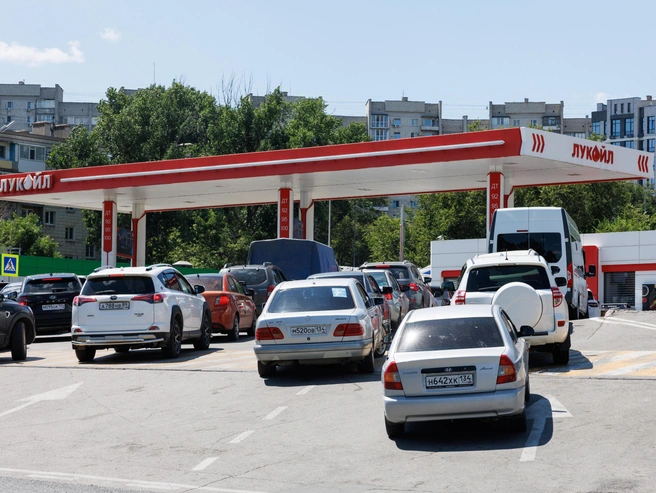 Для некоторых автомобилей новый лимит отпуска топлива означает заправку «до полного» | Источник: Алексей Волхонский / V1.RU