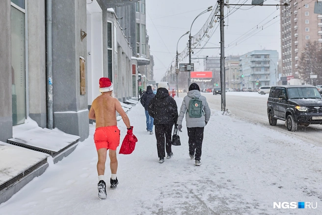 Некоторые участники надели только шорты | Источник: Александр Ощепков / NGS.RU