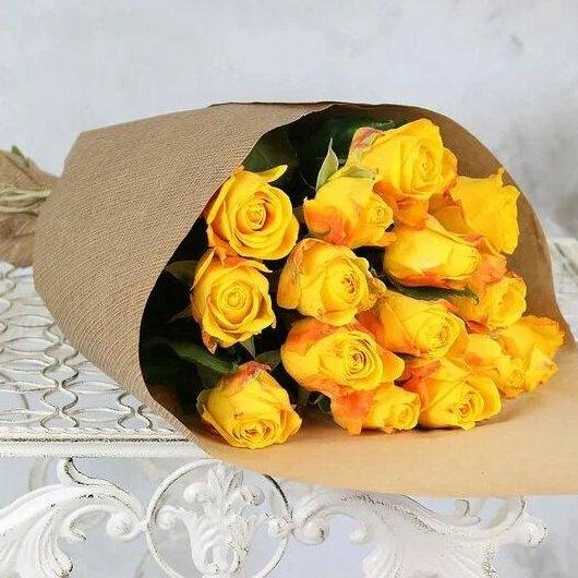 Букет живых цветов из 15 желтых роз 40 см. в крафтовой упаковке, «Букет Маркет»