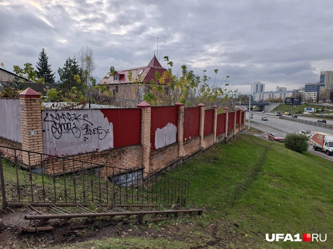 Сколько же пыли летит сюда с проспекта | Источник: Булат Салихов / UFA1.RU
