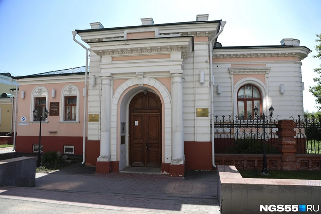 Особняк одноэтажный, но высота потолков в комнатах доходит до пяти метров | Источник: Евгений Софийчук / NGS55.RU
