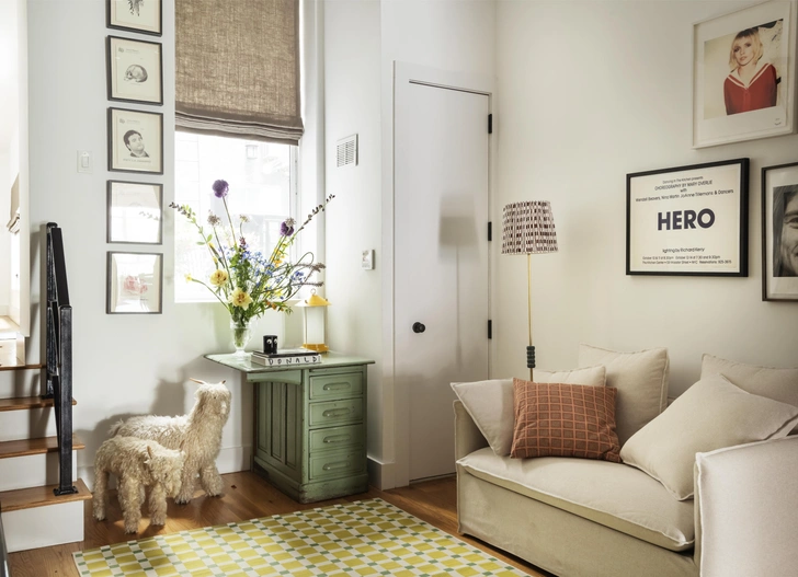 Искусство, Wes Lang. Ковер, Novogratz x Momeni. Диван, Novogratz. Свет, Novogratz x Pooky. | Источник: Мэтью Уильямс. Стиль: Хиллари Робертсон