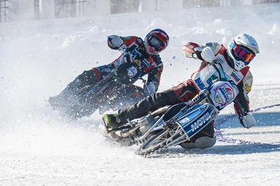 Roar of engines and ice chips: Vladivostok hosts winter speedway — photos