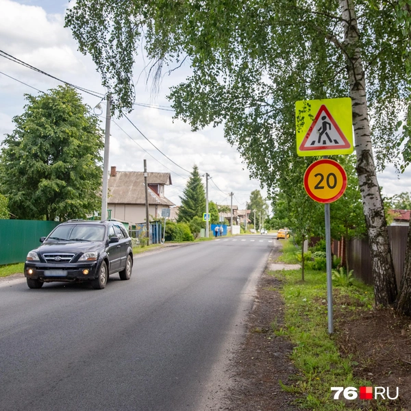 Несмотря на ограничения по дороге, мимо деревни автомобилисты гоняют с явным превышением | Источник: Кирилл Поверинов / 76.RU
