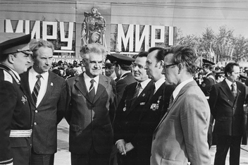 Празднование Дня Победы в Оренбурге 9 мая 1982 года | Источник: ОГАОО. Фотофонд. Оп. 3. Д. 2347 — 2349, 3058, 4079, 4080, 4172