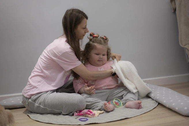 Шанс на возвращение к полноценной жизни. Трёхлетней петербурженке нужна помощь в борьбе с опухолью головного мозга и последствиями инсульта | Источник: Катя Фёдорова