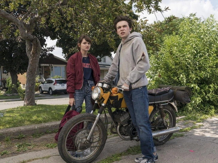 Изначально создатели проекта хотели, чтобы Дэл сыграла Селена Гомес, но актриса отказалась сниматься в сериале и сказала, что уже давно не выглядит как «прыщавый подросток». | Источник: Кадр из сериала «Уэйн»