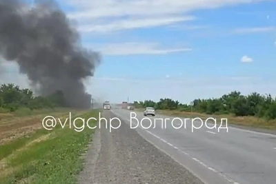 Под Волгоградом столкнулись два грузовика, один загорелся: есть пострадавший