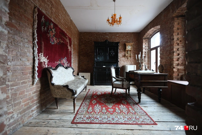 Внутри воссоздали атмосферу прошлого. Наверное, в этом кабинете мог бы работать хозяин дома | Источник: Наталья Лапцевич / 74.RU
