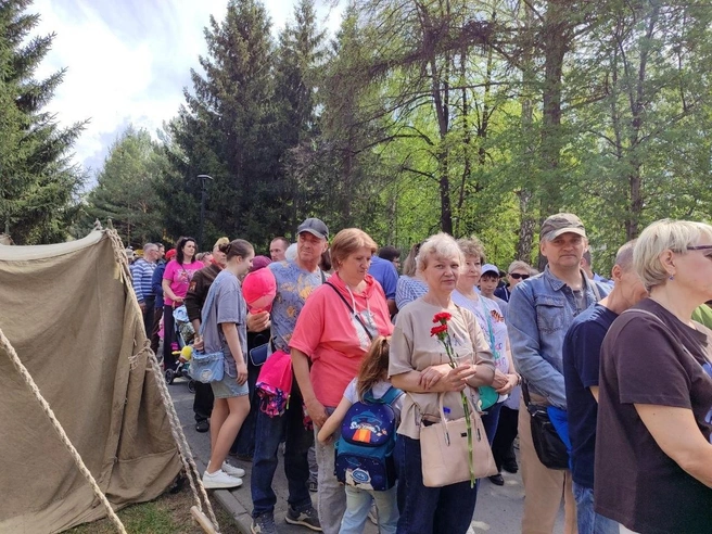 Люди терпеливо ждут своей порции | Источник: Мария Тищенко / NGS.RU