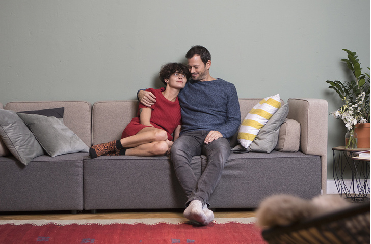 Самые популярные позы для сидения на диване с девушкой и что они значат