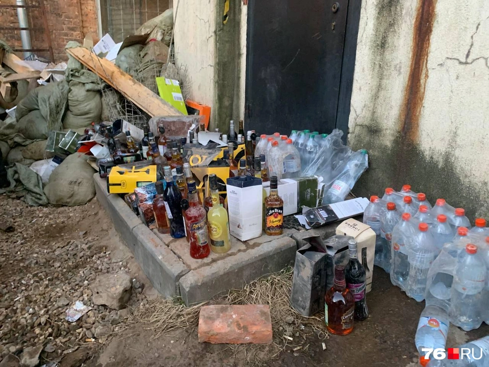 Уцелевшая продукция магазина. На улице сильно пахнет спиртом | Источник: Полина Зайцева