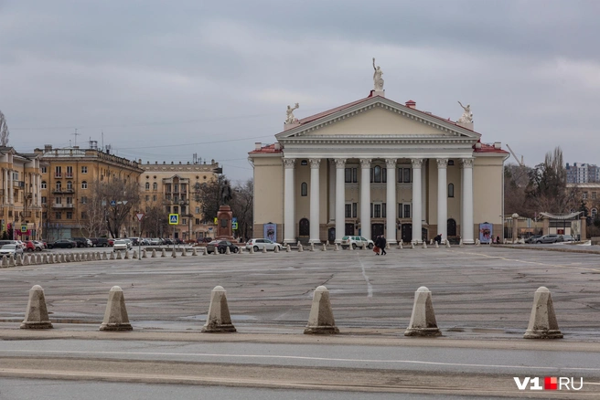 «За все запреты надо платить»: в центре Волгограда сделали дорогой платной парковкой площадь у Роскомнадзора | Источник: Константин Завриков / V1.RU