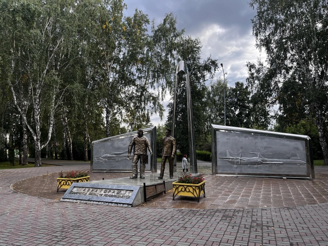 В 2015-м в сквере Авиаторов установили монумент в честь летчиков, его уже пора реставрировать | Источник: «Характер Девелопмент»