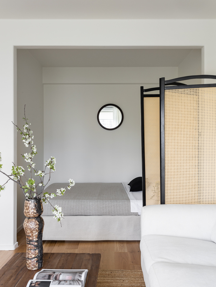 Кровать в гостиной: как обустроить спальную зону в маленькой студии