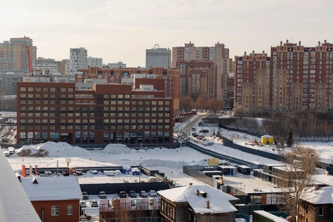 Если обернуться, то видно тоже дома ЖК «Речной порт». Комплекс разделяет улица Госпаровская | Источник: Ирина Шарова / 72.RU