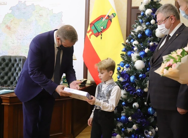 Любимов передал рязанскому второкласснику подарок от президента Путина | ya62.ru