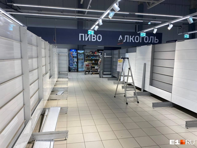 Часть витрин с алкоголем пропала | Источник: Ирина Порозова / E1.RU