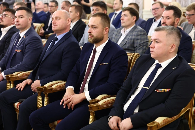 Даниил Шашков (второй справа) организовал палаточный лагерь с уникальной программой для воспитания детей в патриотическом направлении | Источник: пресс-служба правительства Челябинской области 
