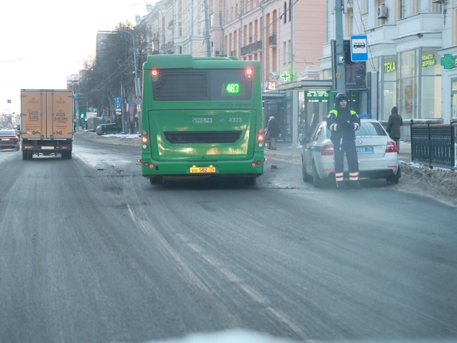 Патрульные автомобили расположены примерно через каждые 200-300 метров | Источник: Михаил Шилкин