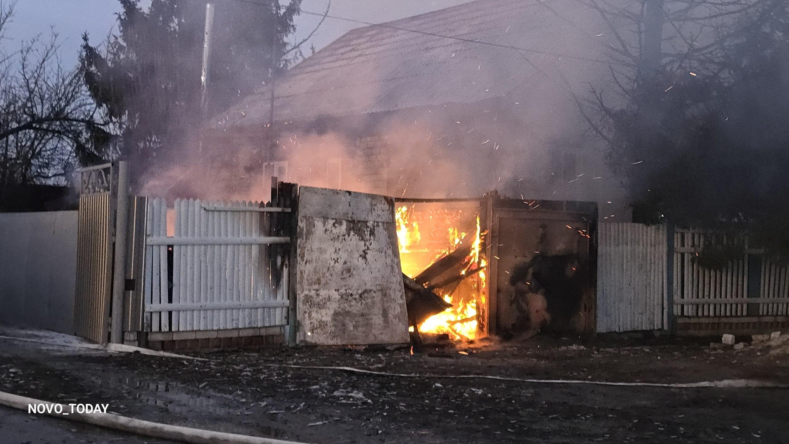 В райцентре под Волгоградом загорелась новогодняя ель. Огонь перекинулся на дом