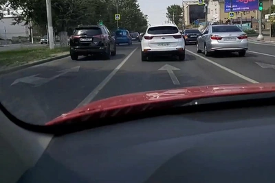 Свадебный кортеж возмутил волгоградку, заняв все полосы