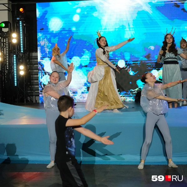 Дети подхватывают движения танцоров  | Источник: Тимофей Калмаков / 59.RU